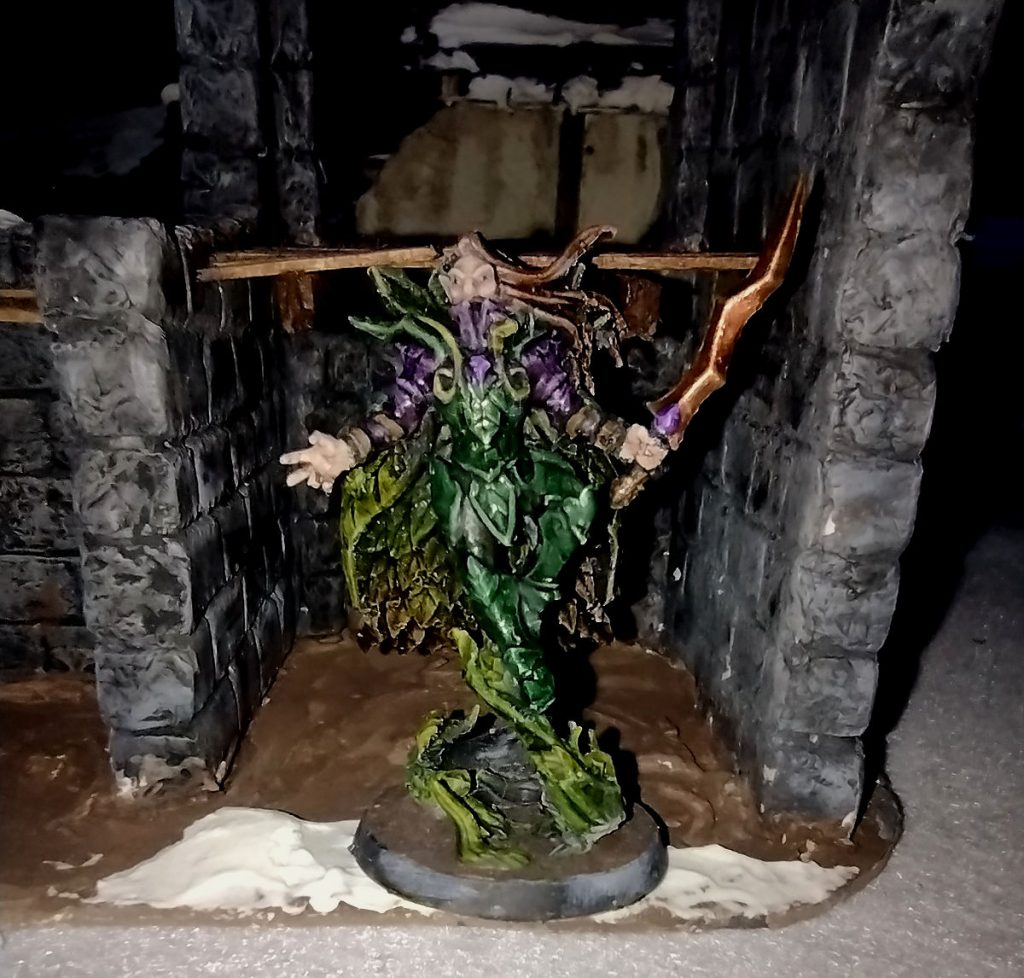 Elven sorcerer miniature